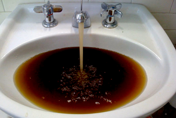 AGUA SUCIA O CON POCO CAUDAL
