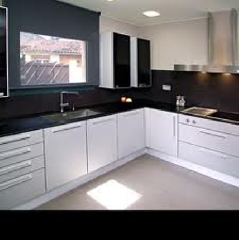 BANCADA DE COCINA EN NEGRO ABSOLUTO