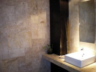 Baño travertino antares envejecido poro tapado color