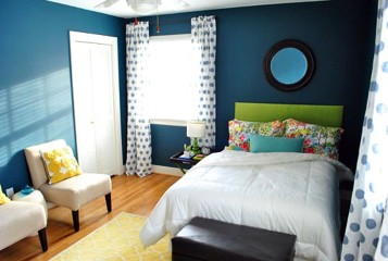 dormitorio en azul oscuro