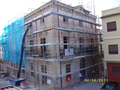 FACHADA AYUNTAMIENTO DE ENGUERA CON ANDAMIO MONTADO.