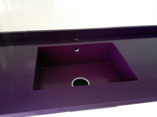 FREGADERO DE QUARZO INTEGRADO EN BANCADA DE COCINA