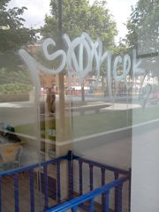 Graffiti en cristal en comercio de Bilbao