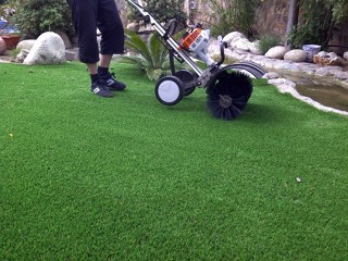 Limpieza y descompactación pistas pádel césped artificial