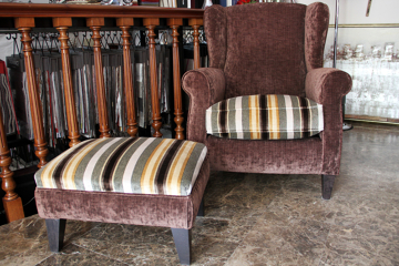 Sillón orejero con escabel con un 15% de descuento.