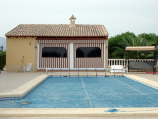 TOLDOS Y FUNDAS DE PISCINAS