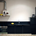 Cocina con muebles en negro