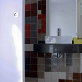Baño con azulejos de colores