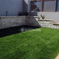 Instalación de césped artificial y creación de jardinera perimetral