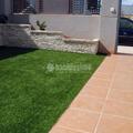 Instalación de césped artificial y creación de jardinera perimetral