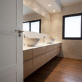 Baño blanco y madera