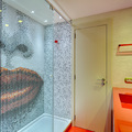 Baño con ducha con mosaico SICIS