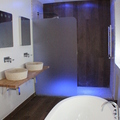Baño dormitorio principal, ducha, revestimientos,suelo de piedra canto rodado, luz led