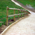 Barandilla de protección en postes torneados de madera tratada