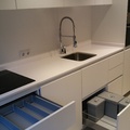 Cocina blanco mate y meseta sencilla de silestone