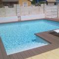 CONSTRUCCIÓN PISCINA CON TARIMA SINTETICA