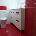 DETALLE DE BAÑO EN ROJO Y BLANCO