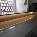 Detalle iluminacion bajo barra en la cocina