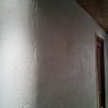 Paredes del pasillo con primera micro capa aplicada
