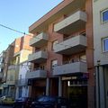 Edificio de viviendas y locales comerciales.