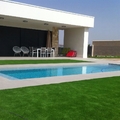 Ejecución de piscina e instalación de cesped artificial