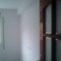 Entrada de una habitación ya tratada sin gotelé y pintada