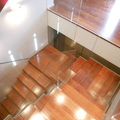 Escalera de madera de jatoba y cristal