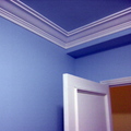 Habitación azul, moldura blanca y puerta lacada en blanco