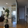 Hall entrada, salon y cocina, tabiqueria de cristal, puertas correderas de cristal
