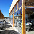 Instalación de cerramiento de cristal en restaurante de playa