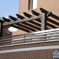 Pérgola con estructura de madera	