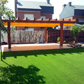 Pergola de madera y cesped artificial
