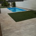 Piscina, cesped artificial y  ceramica imitacion madera