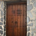 Puerta rústica. Clavos y demás herrajes de hierro forjado artesanal o de bronce