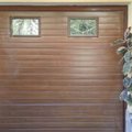 Puerta seccional con visores en imitacion madera