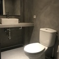 Revstimiento de paredes y encimera de baño con Microcemento