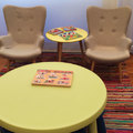 Sala de espera infantil. Butacas para niños.