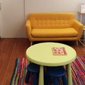 Sala de espera infantil. Zona de asientos.