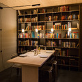 Salón con biblioteca 
