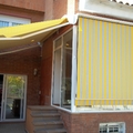 Toldo brazo invisible motorizado con tejadillo