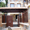 Vivienda Particular:  valla, parquet interior y tarima exterior.