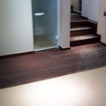 Vivienda Particular:  valla, parquet interior y tarima exterior.
