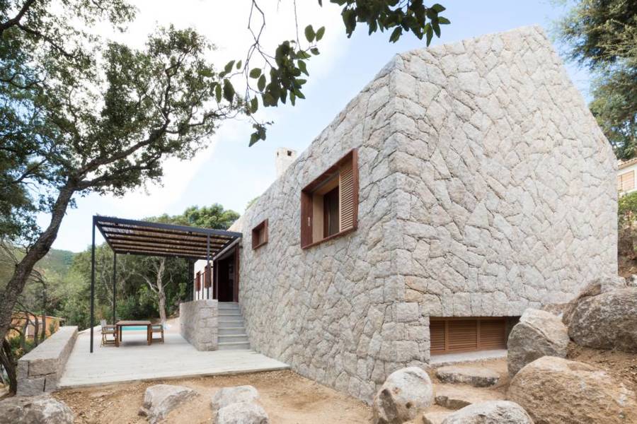 Casa de piedra con porche