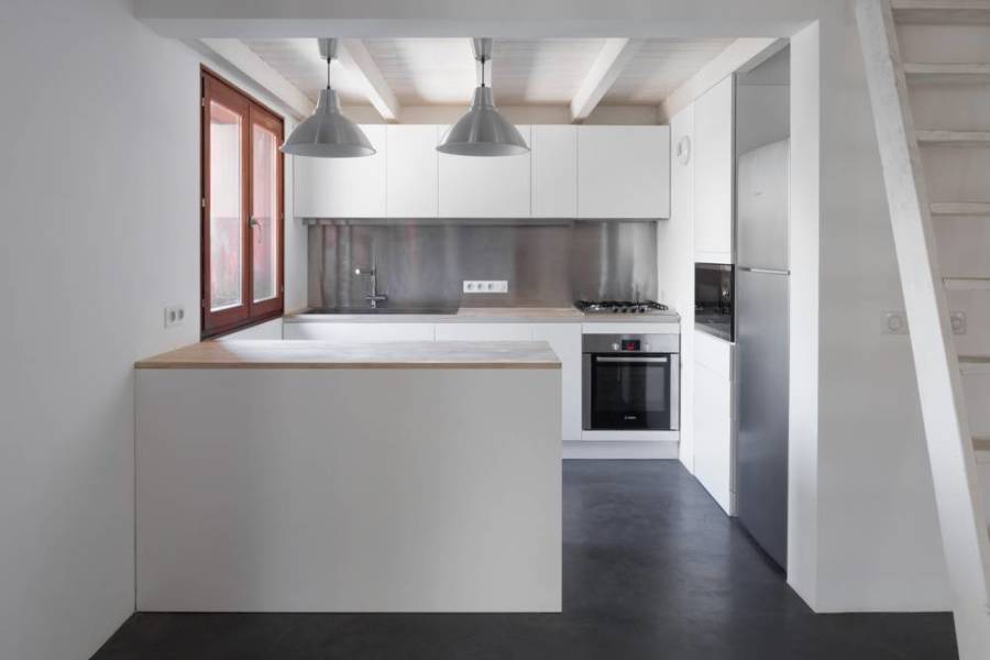 cocina blanco y acero inoxidable