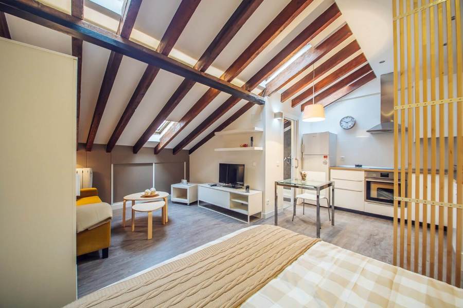 Estudio con vigas de madera