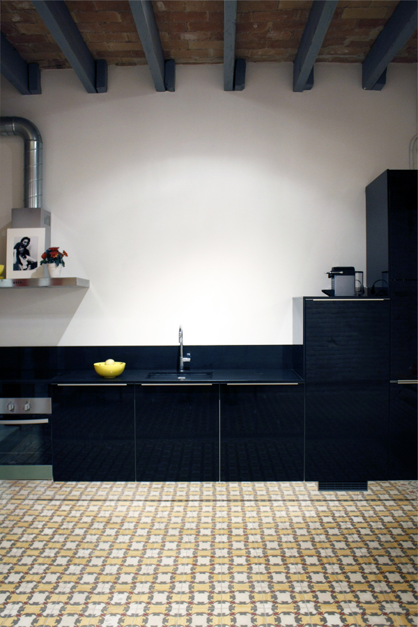 Cocina con suelo de baldosa hidraúlica