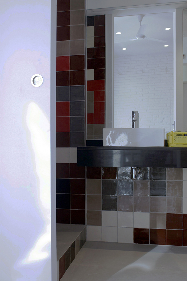 Baño con azulejos de colores