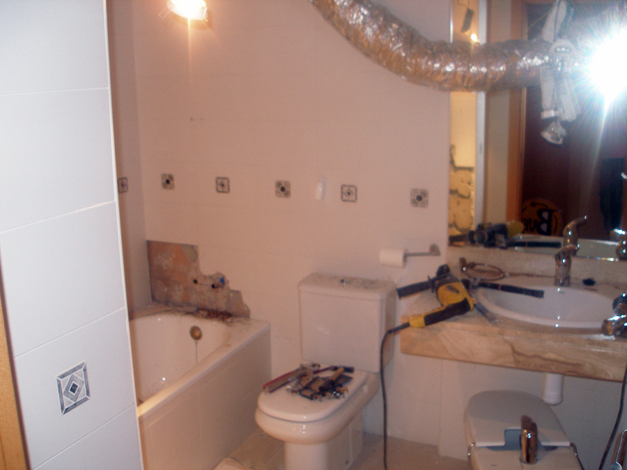 1 Baño con material  de PORCELANOSA