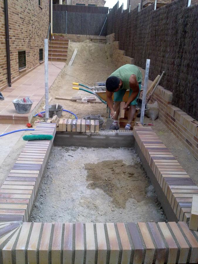 Solado Patio Interior y Realización De Jardineras