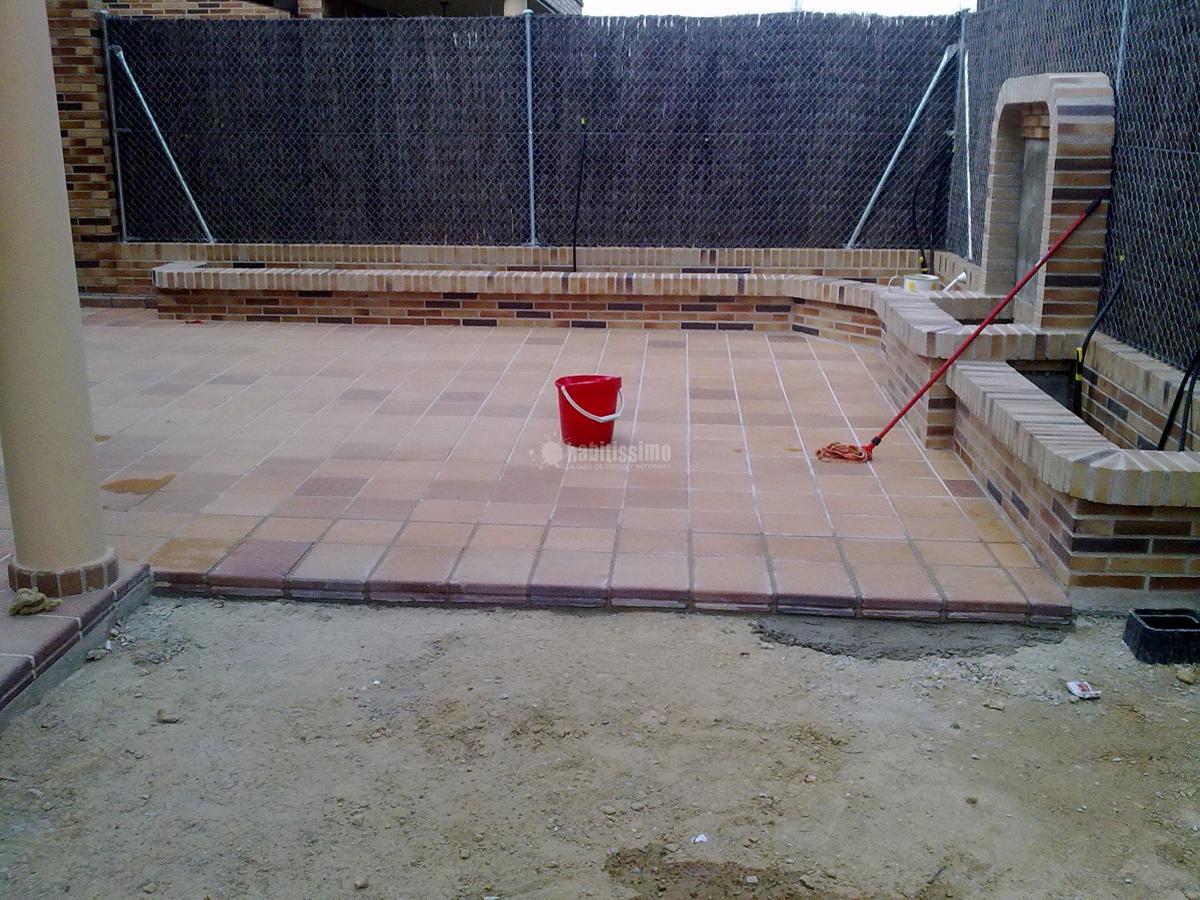 Solado Patio Interior y Realización De Jardineras